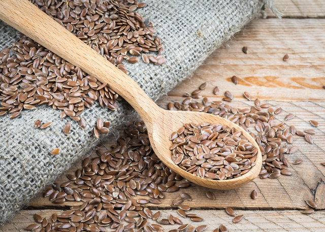 Les graines de lin remplacent très bien les oeufs en pâtisserie. Adobestock