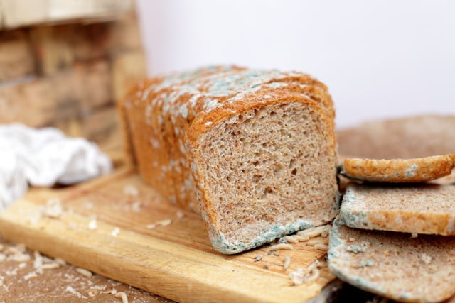 Pain avec des taches blanches ou grises : ne faites surtout pas ça !