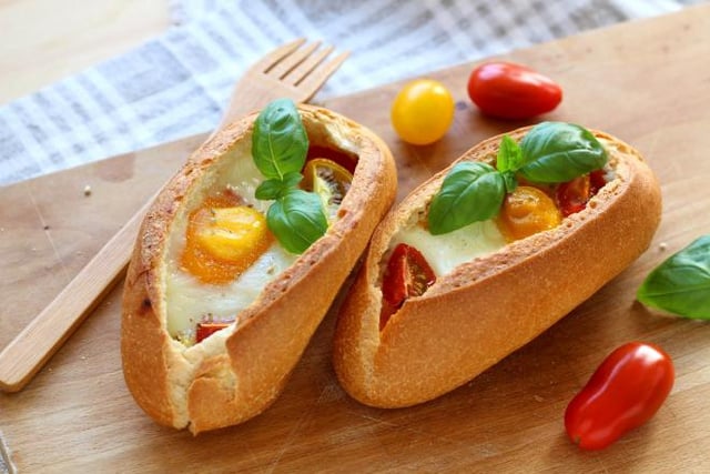 L'oeuf cocotte se décline aussi dans des petits pains pour ne rien gaspiller. Silvia Santucci