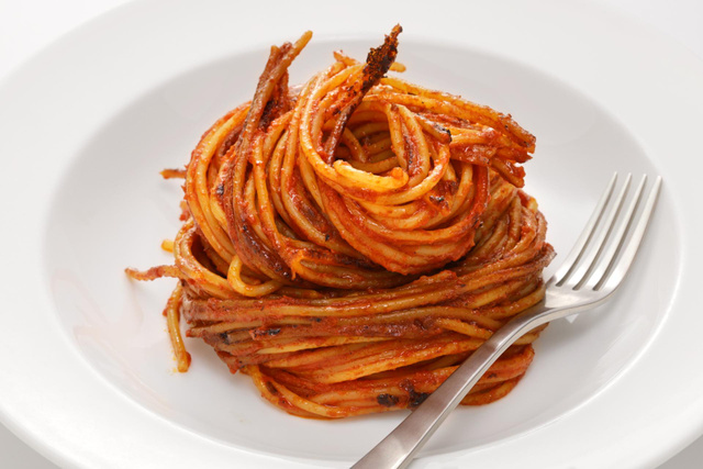 Spaghetti all’assassina : la recette italienne étonnante qui transforme des pâtes brûlées en un véritable délice