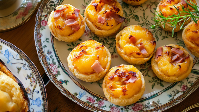 Ces mini-tartelettes à la mimolette et au jambon vont disparaître avant d’arriver sur la table !