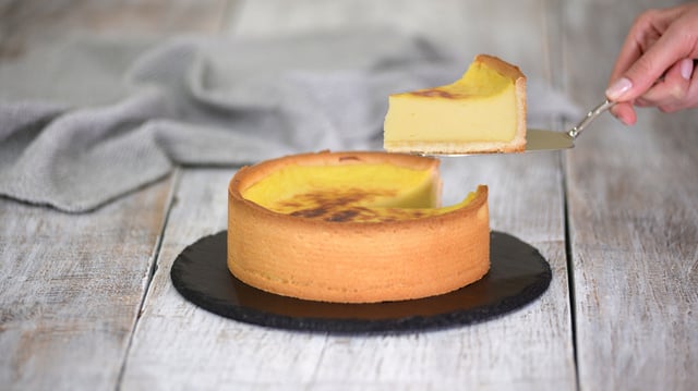 Son mari adore le flan et le mille-feuille : elle imagine le dessert gourmand parfait pour lui...