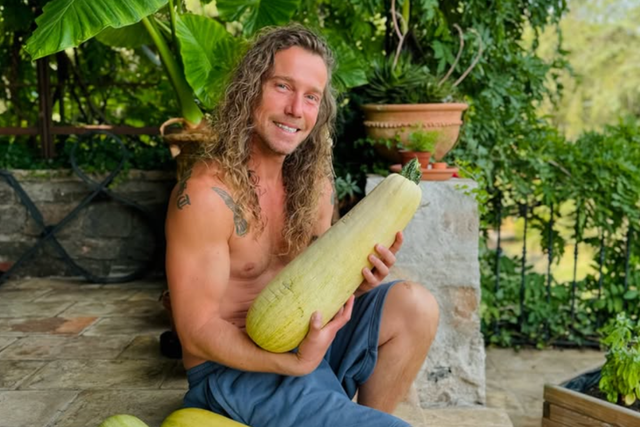 Julien Doré dévoile sa technique infaillible de jardinage pour faire pousser les courgettes à coup sûr !