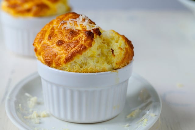 Soufflé jambon-fromage : le classique moelleux qui séduit et impressionne tous les gourmands !