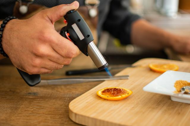 Que faire avec un chalumeau de cuisine (à part la crème brûlée)