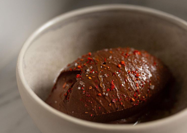 Mousse au chocolat, huile d’olive et piment Distrikt food
 