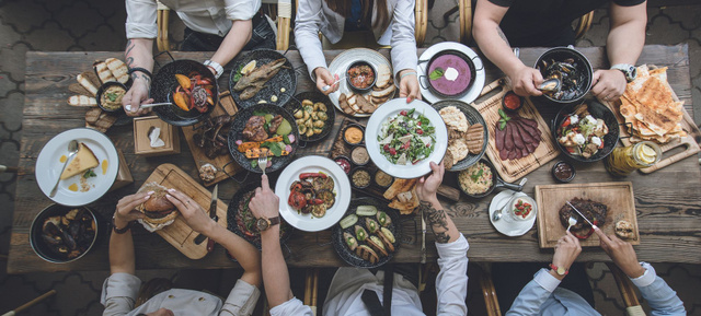 5 astuces pour que vos invités ne mangent pas froids. Adobestock
