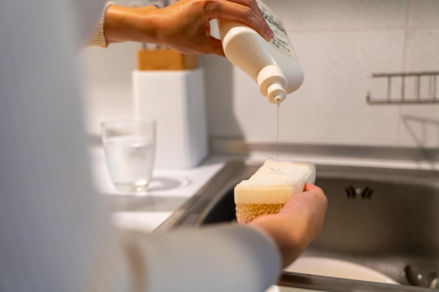 "Si on fait un mauvais choix…” : un microbiologiste livre ses conseils pour choisir un liquide vaisselle sans risque pour la santé