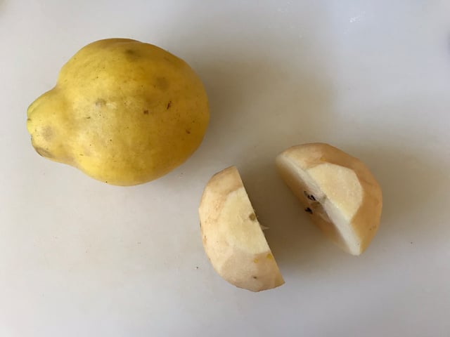 Coupez en deux, de haut en bas.