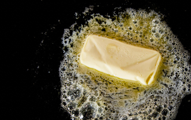 "Ne fais plus jamais cramer ton beurre" : noisette ou fondu, un chef dévoile sa technique pour ne plus jamais le brûler !
