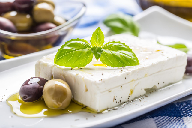 Feta entamée : 3 méthodes qui changent tout pour la conserver au mieux et qu’elle ne devienne pas sèche !