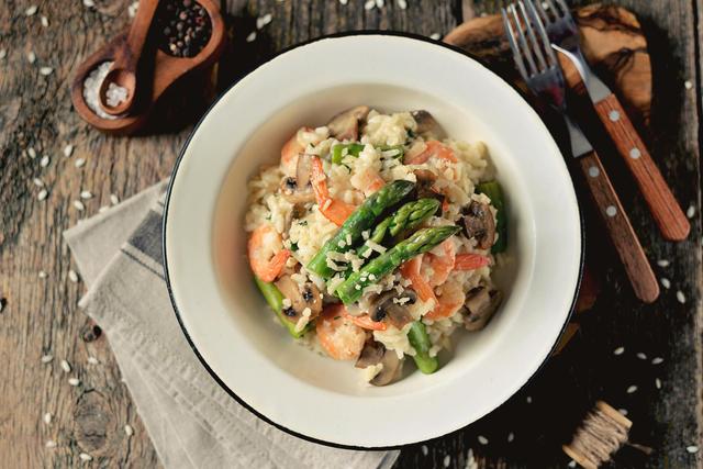“Tout en fraîcheur” : Cyril Lignac partage une recette originale de risotto asperges vertes, saumon et orange