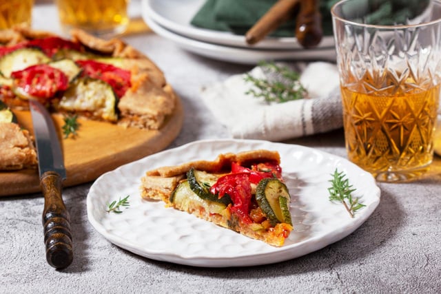 Sublimez les deux grands trésors de l'été avec cette irrésistible tarte fine aux tomates et courgettes