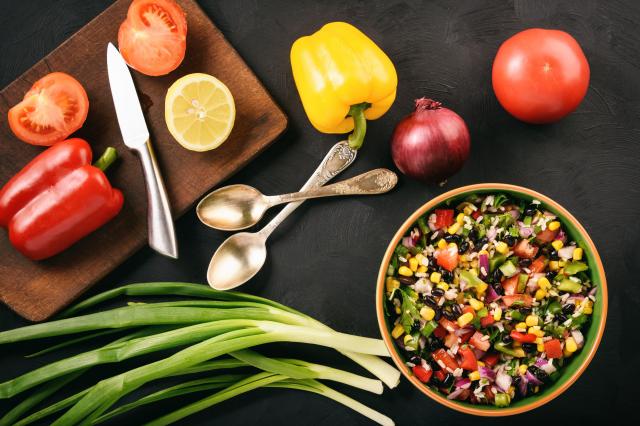 Salade de riz à la mexicaine. Adobestock