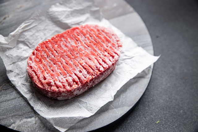 Steaks hachés surgelés : ce qu’il faut éviter si vous ne voulez pas manger de la semelle