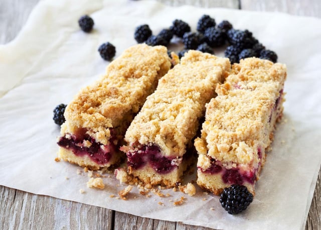 Oubliez les desserts compliqués et testez cette incroyable tarte aux mûres façon crumble