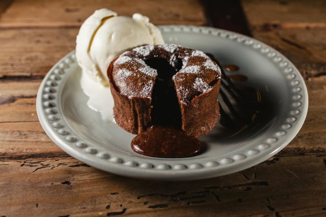 "Les enfants n'y résistent pas" la recette secrète du coulant au chocolat de Julie Andrieu