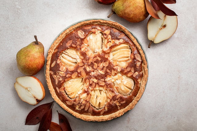 “Chaque fois que je la fais, mes invités veulent la recette” : la tarte amandine aux poires prête en 15 minutes