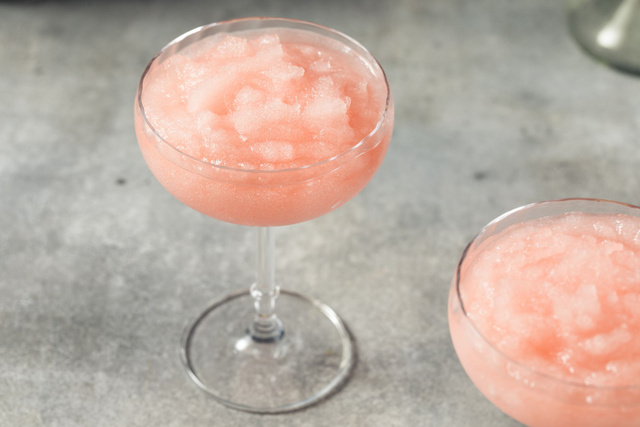 Peach Frosé : comment faire ce nouveau cocktail glacé qui va devenir incontournable pour vos apéros d’été ?