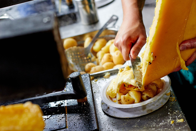 Un food tour spécial raclette organisé à Paris