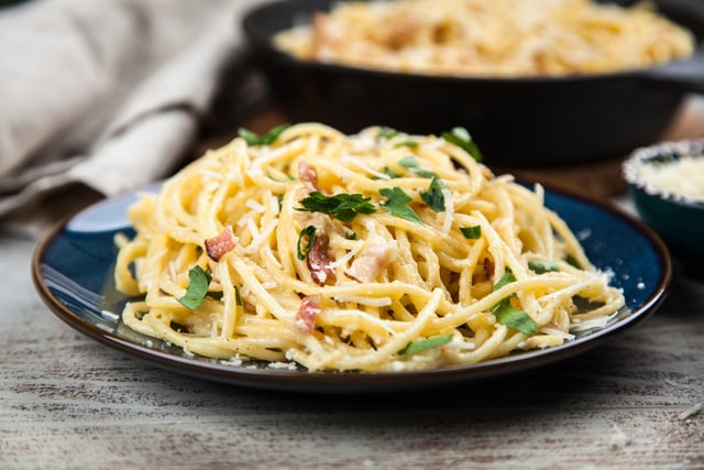 L'ingrédient tabou que de nombreux restaurants en Italie ajoutent secrètement dans leur carbonara
