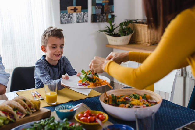 Repas équilibrés pour les 3-12 ans. Adobestock