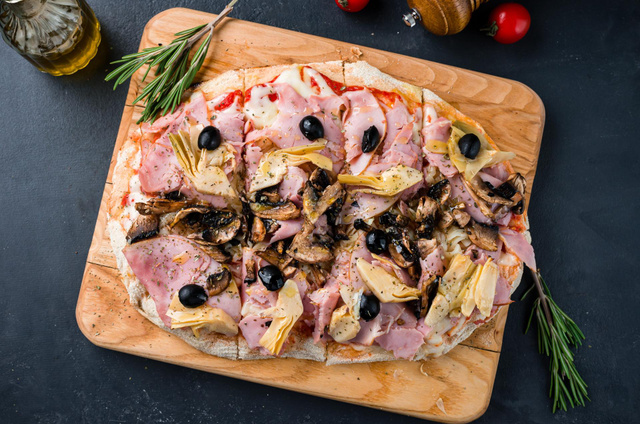 Vous aimez la pizza ? Attendez de goûter cette pinsa au jambon, champignons et artichauts pour l’apéro !