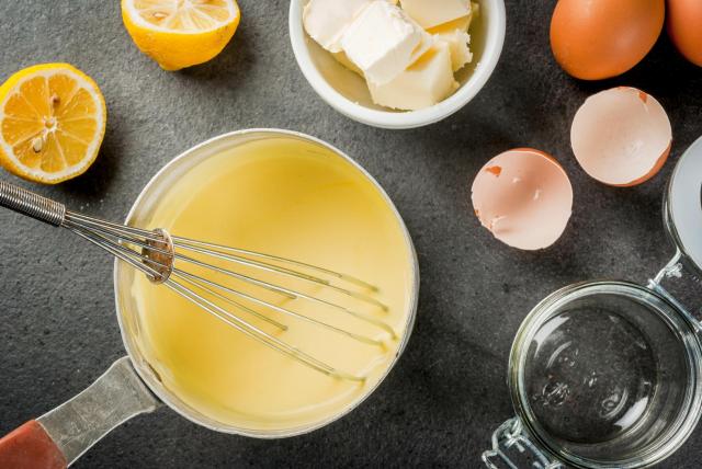 Tuto : voici la technique à suivre pour faire une sauce hollandaise maison !