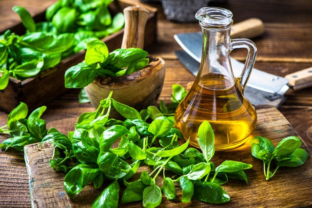 Ne jetez jamais vos feuilles de basilic flétries et testez plutôt l'astuce de ce chef