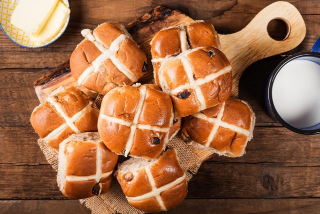 Fondez pour les hot cross buns, de délicieuses petites brioches de Pâques aux épices !