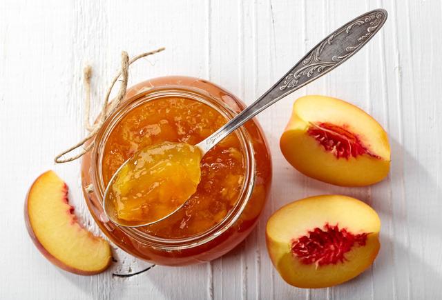 Comment faire une bonne confiture de pêches ? Avec notre recette, vous allez pouvoir vous régaler toute l’année avec ce fruit