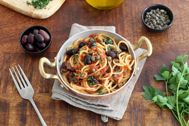 C’est un classique en Italie : voici notre recette de spaghetti alla puttanesca, un délice simple à réaliser avec des ingrédients que vous avez chez vous