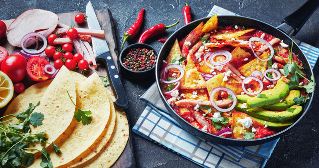 Le petit-déjeuner Mexicain, appelé chilaquiles, se compose d'une tortilla avec un oeuf, des oignons et des tomates, selon les variantes. AdobeStock