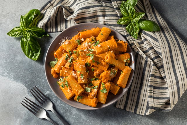 "La pasta du week-end" : la recette ultra-gourmande des rigatoni aux merguez de Stéphanie Le Quellec