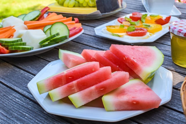 Oubliez la pastèque : ces 3 aliments sous-cotés sont de véritables bombes d'eau pour affronter la canicule