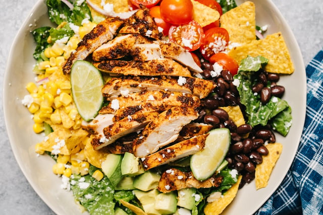 “Envie d’une salade qui change de l’ordinaire ?” : Laurent Mariotte vous propose sa recette “simple, colorée et anti-gaspi” !