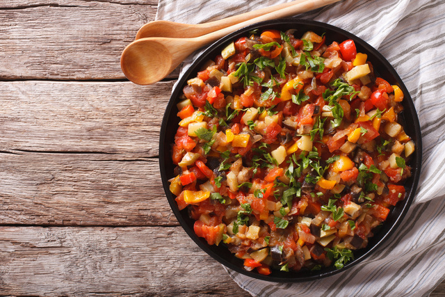 “Pas tous en même temps !” : l’astuce de notre chef pour une ratatouille parfaitement cuite