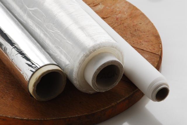 L'astuce magique pour que vos rouleaux d'aluminium ou de film étirable reste (enfin) dans leur boîte