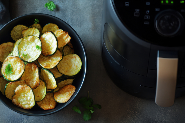 Chips de courgettes au Airfryer : l’astuce pour qu'elles soient ultra-craquantes sans un gramme de gras (prêtes en 8 minutes)