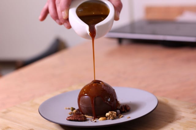 Dessert minute : glace, dôme de chocolat et sauce caramel chaude 