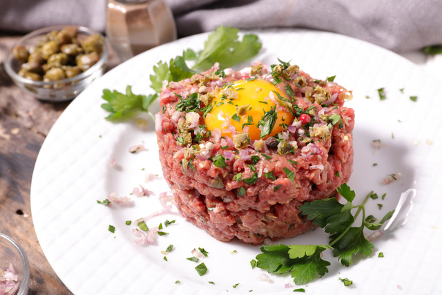 Encore meilleur qu’au restaurant, notre chef partage la meilleure façon de réaliser un steak tartare
