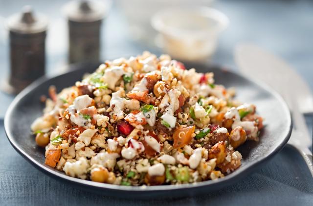 Salade de chou-fleur rôti, quinoa, feta, pois chiches et menthe. Adobestock