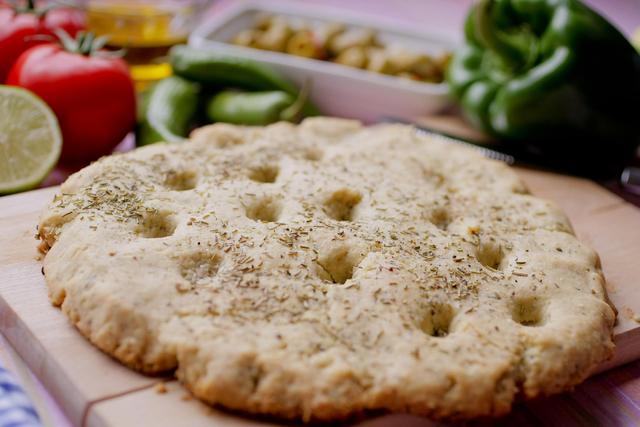 “Vous n’en ferez qu’une bouchée !” : Laurent Mariotte partage une recette de focaccia qui sera parfaite pour vos apéros dînatoires !