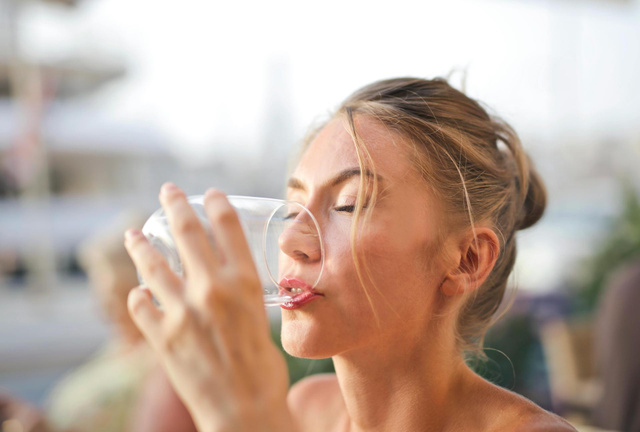 On sait — enfin — quel est le moment de la journée idéal pour boire de l'eau (stop aux idées reçues)