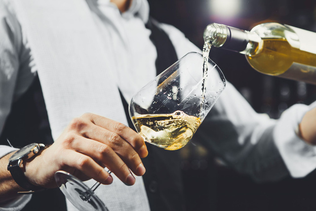 Pourquoi certains vins blancs donnent-ils mal à la tête ? Adobestock