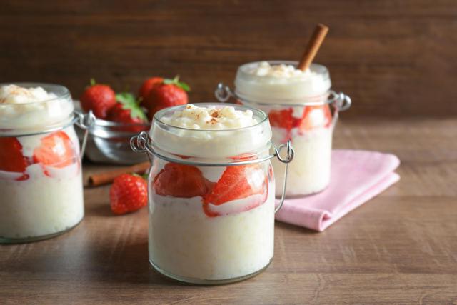 Pour le printemps, miser sur ce riz au lait et sa compotée de fraises, c’est un pur bonheur !