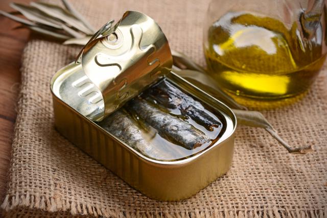 Rappel produit : soyez prudents, ces boîtes de sardines d’une célèbre marque peuvent présenter un risque bactérien
