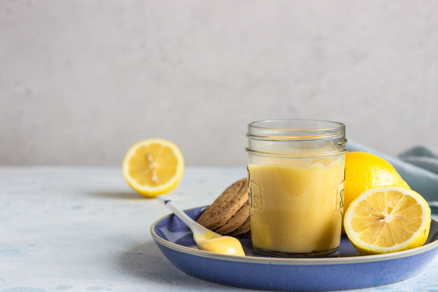 On peut faire du lemon curd avec les jaunes d'oeuf restants. Adobestock