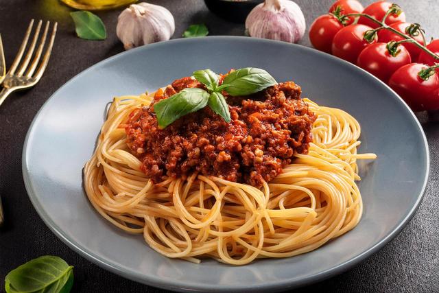 Connaissez-vous les makaronia me kima, la délicieuse version grecque des spaghettis à la bolognaise ?