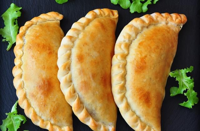 Mini calzone farcie à la mozzarella, au jambon et à la ricotta. Adobestock